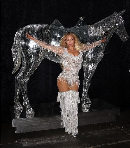 Beyoncé surpreende fãs brasileiros ao vestir criação de estilista mineira em show no Canadá Imagem do WhatsApp de 2023-09-19 à(s) 16.15.46