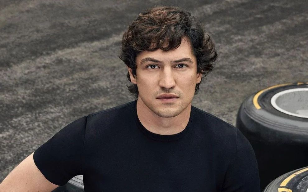 Gabriel Leone conta como se sente ao dar vida à Ayrton Senna na série da Netflix
