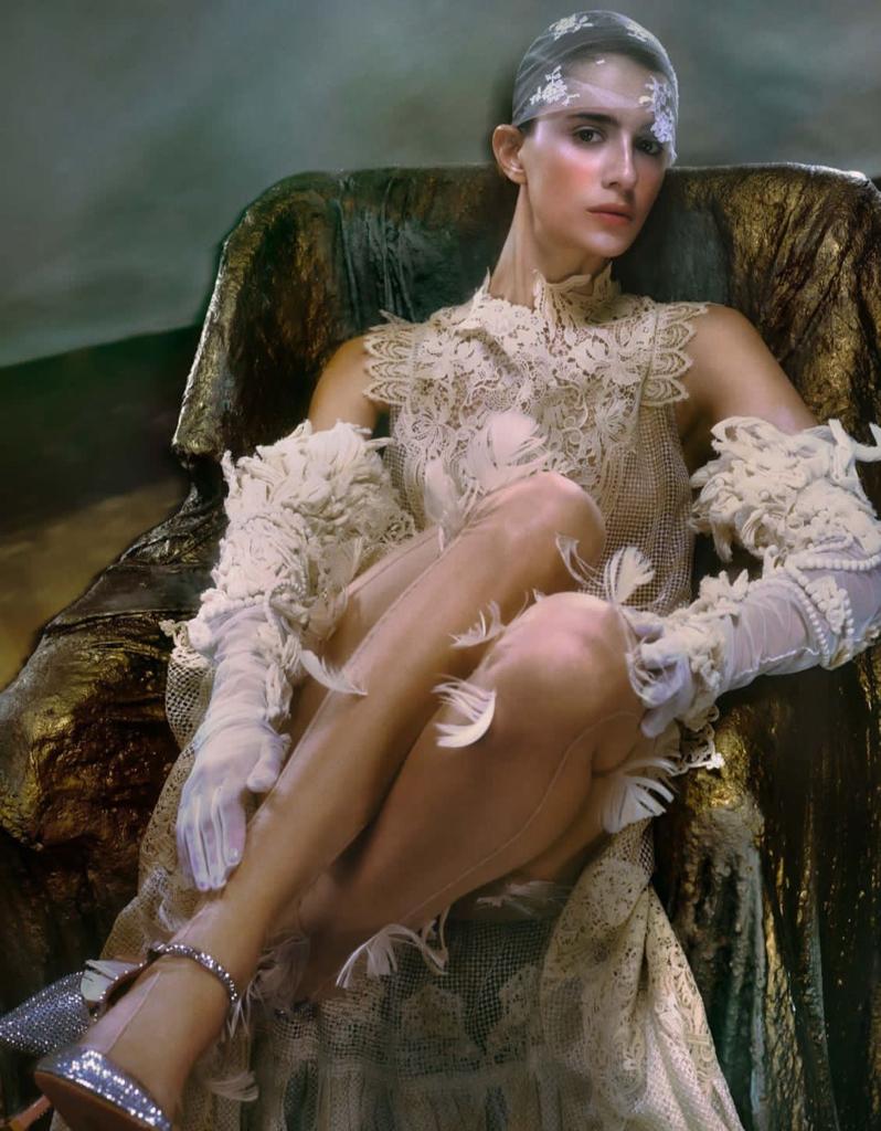 Atriz italiana Beneditta Porcaroli é a capa dade uma das revistas mais famosas do mundo