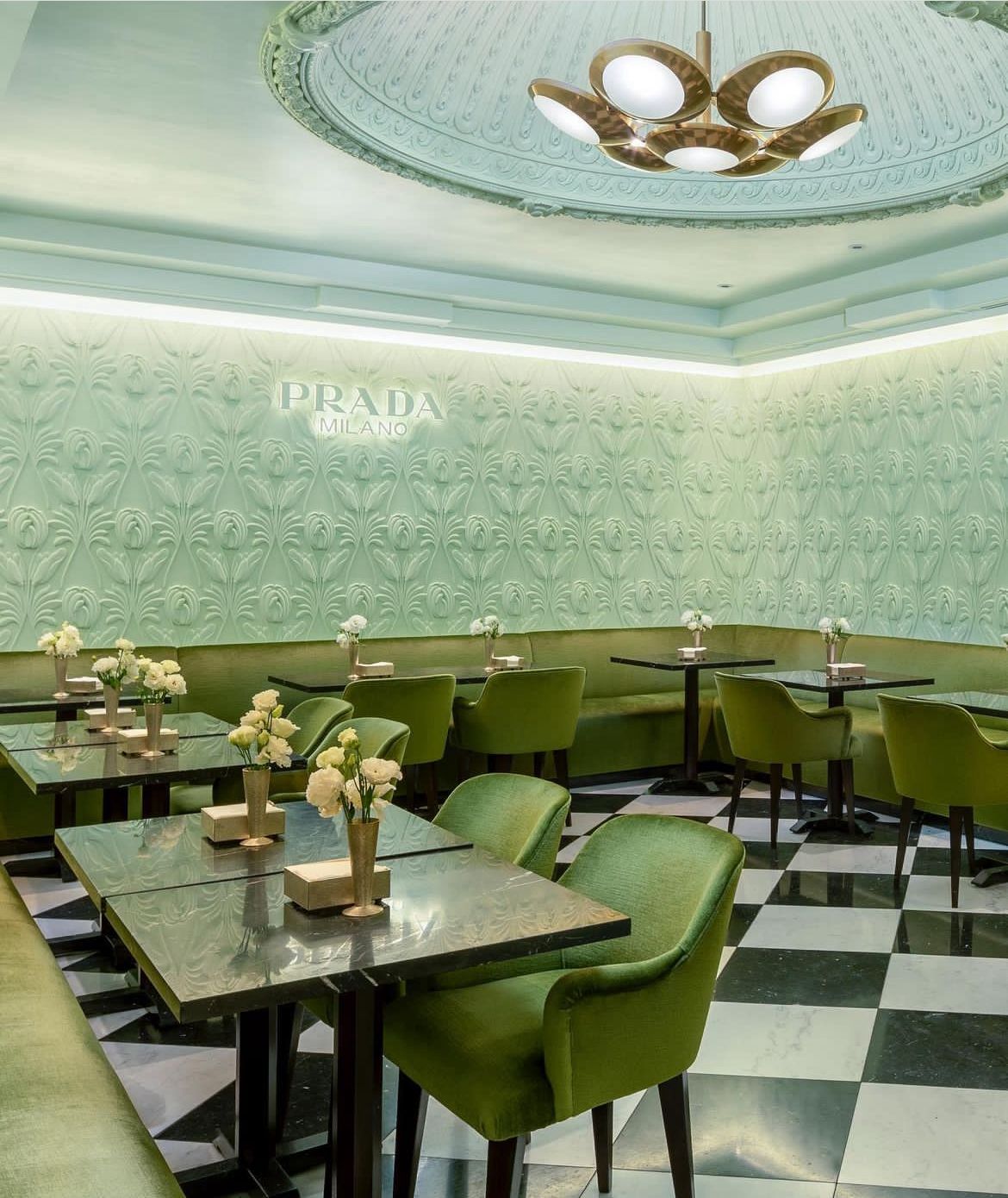 Sabores do Estilo Prada: Explorando a Elegância Italiana no Prada Caffé
