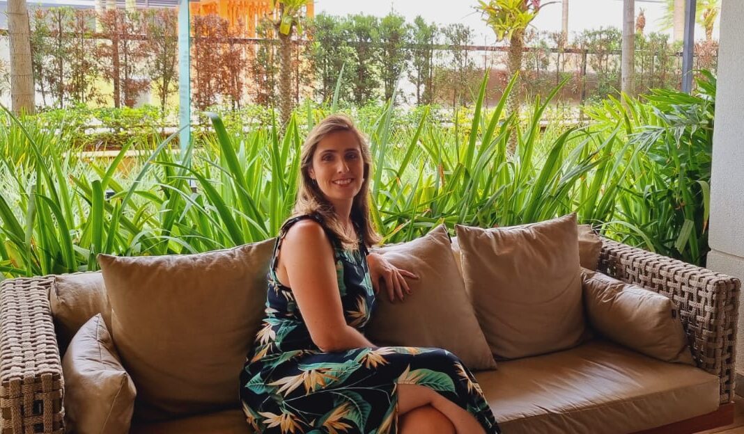 Ariane se reinventou como profissional dando aula de inglês