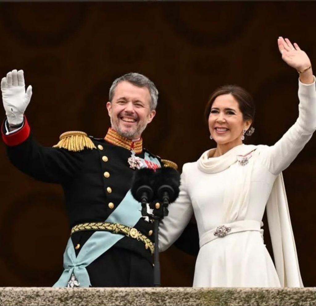 Rainha Mary escolhe vestido de Soeren Le Schmidt para coroação dinamarquesa