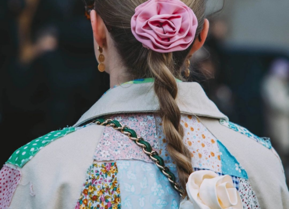 A nova tendência das flores: os acessórios de cabelos mais usados na Copenhagem Fashion Week tinham esse mesmo elemento em comum