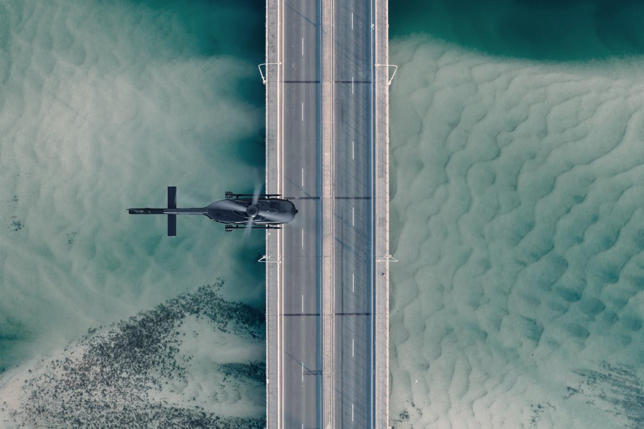 Com a chegada de julho, aproxima-se também a tão desejada temporada de férias. A Revo – solução digital de mobilidade urbana que oferece um serviço porta a porta por meio de transporte aéreo e terrestre, apoiada por inteligência artificial – oferece uma alternativa ágil e eficiente para quem deseja aproveitar ao máximo cada momento. Inclusive, a solução permite que os passageiros se locomovam com conforto e segurança.   A Revo é a única plataforma que oferece um serviço aéreo personalizado via helicópteros, incluindo a opção de jornada completa, com carros executivos que realizam o trajeto terrestre até o heliponto. A empresa, que opera com aeronaves bimotores e tripulação dupla, possui rotas fixas ideias para complementar roteiros de férias. Os voos partem ou têm como destino o Aeroporto Internacional de Guarulhos, Fazenda Boa Vista (empreendimento de luxo localizado em Porto Feliz, no interior de São Paulo), a região da Avenida Faria Lima - principal centro financeiro da cidade -, Alphaville (bairro nobre localizado nos municípios de Barueri e Santana de Parnaíba), e o litoral de São Paulo, como Ilhabela e Juquehy.   Além das rotas fixas, os clientes podem reservar voos privados sob demanda entre São Paulo e regiões próximas, como campo, praia e cidades vizinhas. Todos os voos Revo seguem os mais altos padrões de segurança do setor.  A reserva do serviço é possível para apenas um assento, múltiplos assentos ou a capacidade total da aeronave, algo inédito nesse mercado. Além do transporte aéreo, a operação da Revo inclui transporte de bagagens - via terrestre - nos voos para Guarulhos. As passagens custam a partir de 2 500 reais por assento, dependendo do destino e do horário do voo.  “Estamos empenhados em oferecer a melhor experiência possível aos nossos clientes, que prezam por eficiência e conforto, para aproveitar cada minuto da temporada de férias. Sempre com o mais alto padrão de qualidade e segurança”, afirma Patrícia Dib, Diretora de Marketing da Revo.  Com base em dados e inteligência artificial que permitem traçar rotas de acordo com variáveis como número de voos com passageiros de categoria business/first e tráfego nas principais vias de São Paulo, a Revo oferece reservas via aplicativo, site ou diretamente com o serviço de concierge - via e-mail (concierge@flyrevo.com) e ou WhatsApp (11 91639-9937). Tudo em poucos minutos e cliques.  A Revo pertence ao grupo multinacional de origem portuguesa Omni Helicopters International (OHI), controlador da Omni Táxi Aéreo (OTA), líder em transporte aéreo offshore na América Latina e que opera no Brasil há mais de 20 anos. A OHI tem uma frota de cerca de 90 helicópteros, que realiza mais de 1 500 voos semanais. Anualmente, mais de 750 000 passageiros são transportados pela companhia.      Sobre a Revo Lançada em agosto de 2023, a Revo opera atualmente com rotas a partir de São Paulo. Com foco no público de alta renda, a entrega da Revo tem alguns outros diferenciais como serviço de primeira classe, transporte terrestre em carros executivos, lounges e hosts exclusivos, plataforma de tecnologia proprietária com inteligência artificial - reserva via app, site ou concierge - helicópteros bimotores, tripulação dupla e referência em alto padrão de segurança no setor.   A Revo pertence ao grupo multinacional de origem portuguesa Omni Helicopters International (OHI) que é  líder em soluções de mobilidade aérea na América Latina. Sua frota de cerca de 90 helicópteros realiza mais de 1 500 voos semanais e transporta em segurança mais de 750 000 passageiros por ano. No Brasil, a OHI é detentora da Omni Táxi Aéreo, que opera há mais de 20 anos.