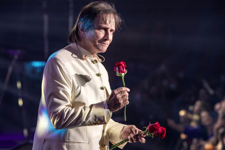 Em show, Roberto Carlos pede um minuto de aplausos para homenagear Silvio Santos