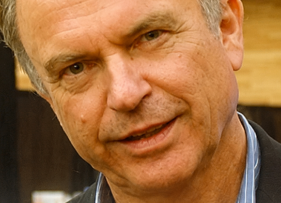 Sam Neill morre aos 78 anos e deixa legado inesquecível no cinema mundial Sam Neill